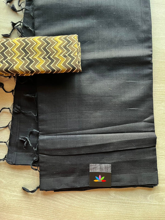 Handwoven Plain Mangalagiri Cotton Saree Paired with Contrast Blouse Fabric-11899